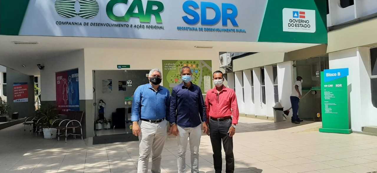 Camacã: Prefeito vai a Salvador, traz uma pá carregadeira e uma Ford Ranger para a Secretaria de Agricultura